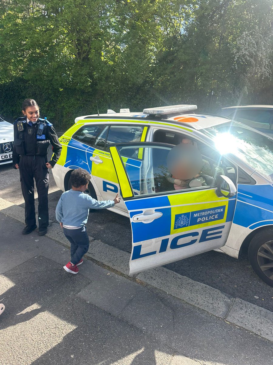 Yesterday, PCSO colleagues from Ridgeway Team and Cockfosters Team attend a visit to a nursery on Green Dragon Lane with me.  It was lovely meeting the children there and the staff!