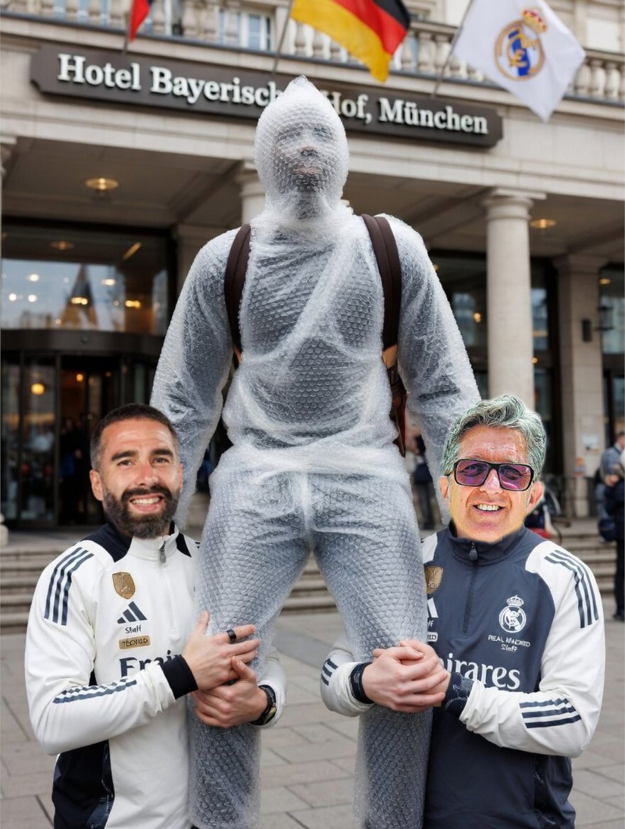 Mendy ha salido de la cámara hiperbárica tras su rigurosa siesta de 26 minutos. Para que no se dañe y apenas entre en contacto con la atmósfera ha sido cubierto con un plástico de burbujas. Está siendo llevado a hombros por Carvajal y Chendo mientras cantan el novio de la muerte.