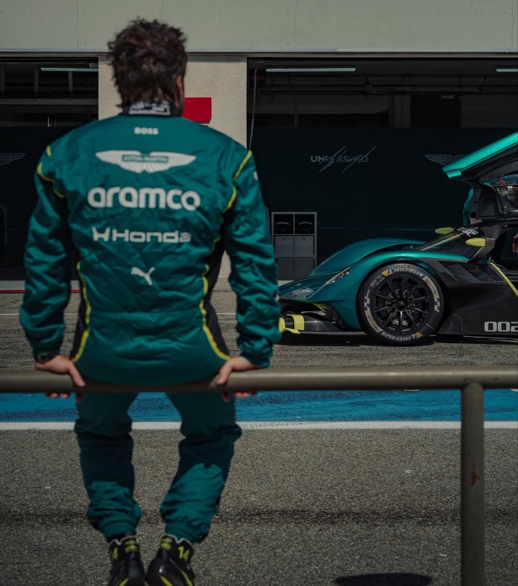 TearOffFR's tweet image. 📸 Fernando Alonso était présent sur le circuit Paul Ricard au volant de la Valkyrie LM 😍

💬 « Super journée, et toujours un plaisir de revivre les années des prototypes ! Une expérience incroyable et un son exceptionnel 🤩 »

(📸 @alo_oficial / #Hypercar)