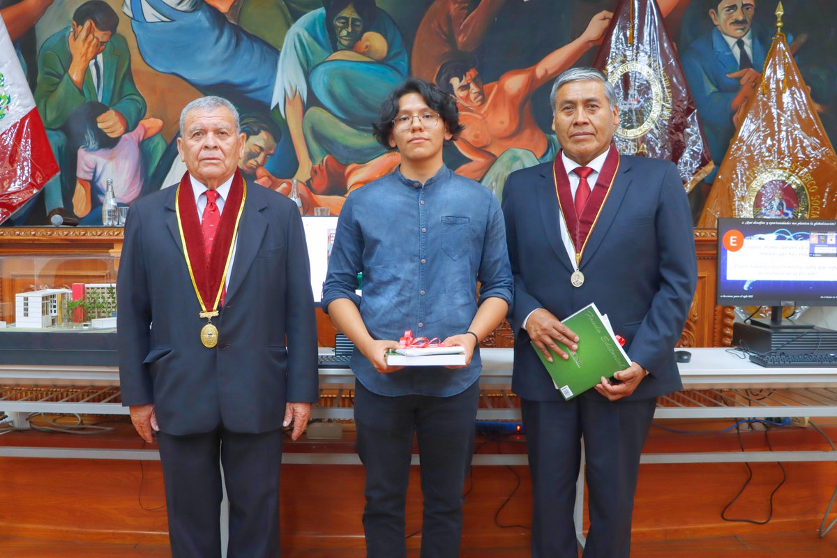 UNSA_Oficial's tweet image. ➡️ La incorporación de nuevos estudiantes a la vida universitaria se formalizó con una ceremonia académica que reúne a autoridades, docentes y comunidad estudiantil de la Facultad de Ciencias Histórico Sociales de la #UNSA.

👉 acortar.link/8JPJY8
