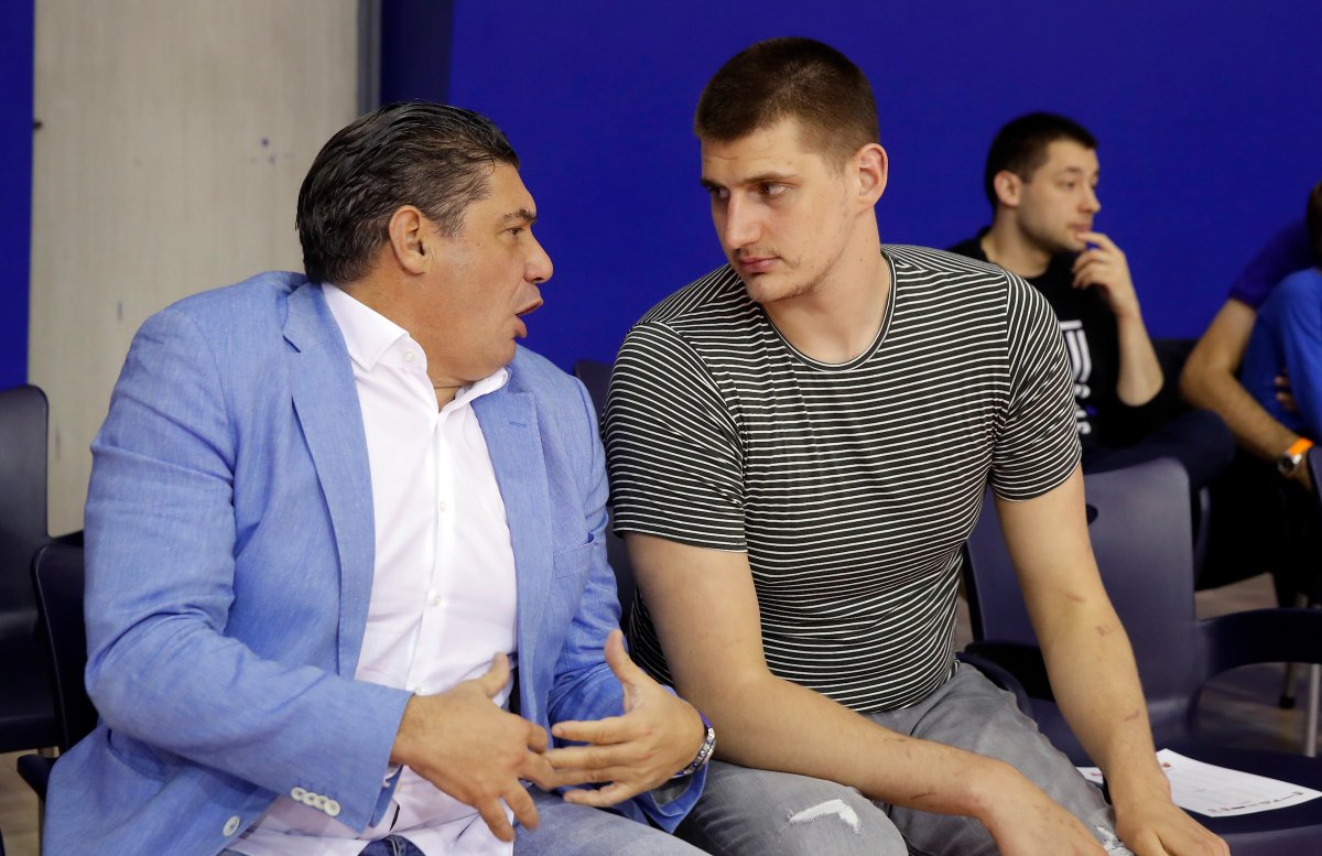 sportklub's tweet image. Jokić već 2027. može da odšeta kao slobodan igrač iz Denvera i jasno je da su Nagetsi otvoreni za razgovore 24/7

Ražnatović otkrio zašto ne pregovara sa Denverom o Jokićevom ugovoru: sportklub.n1info.rs/kosarka/nba/mi…

#jokic #nikolajokic #mvp #denver #nuggets #denvernuggets #nba