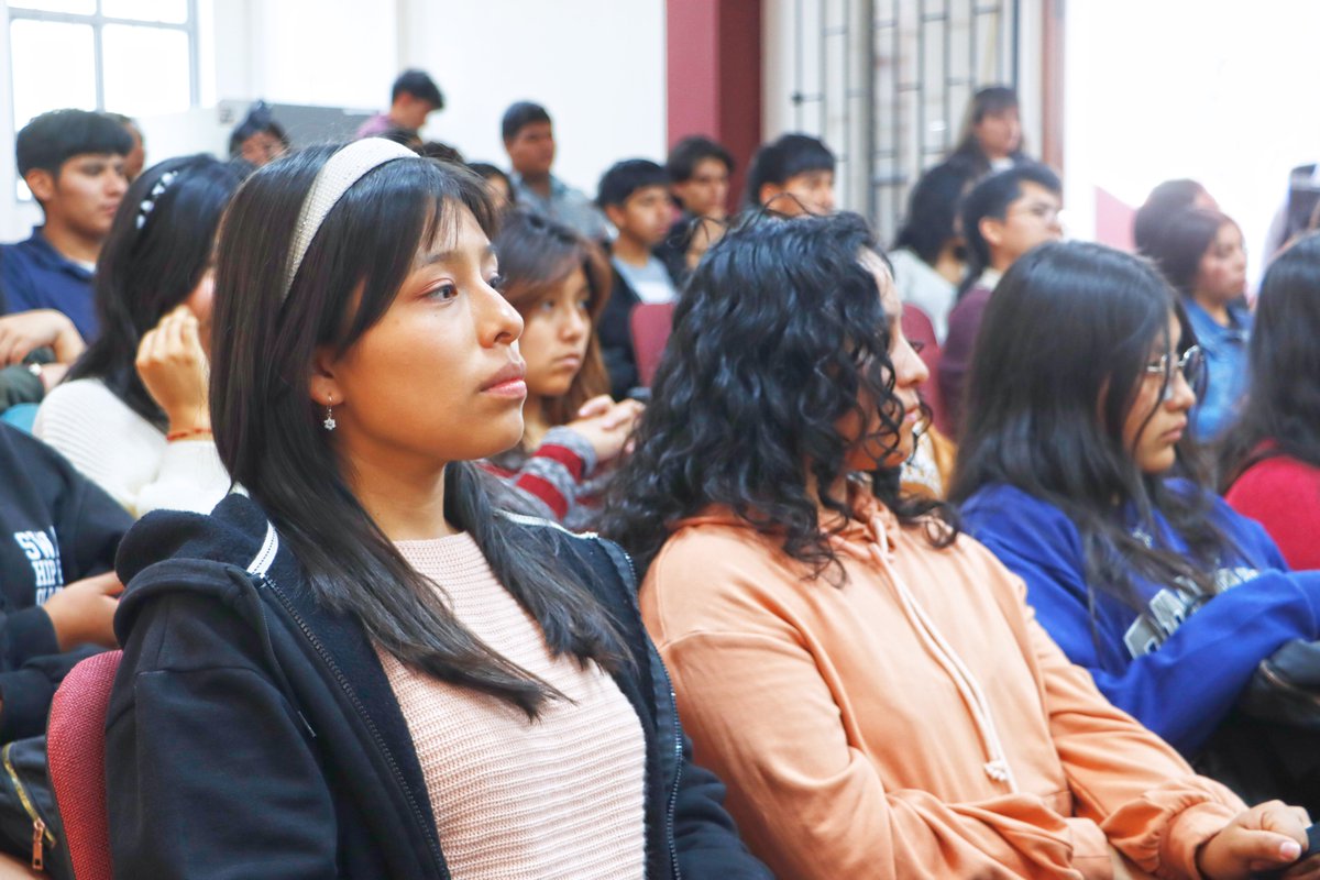 UNSA_Oficial's tweet image. ➡️ La incorporación de nuevos estudiantes a la vida universitaria se formalizó con una ceremonia académica que reúne a autoridades, docentes y comunidad estudiantil de la Facultad de Ciencias Histórico Sociales de la #UNSA.

👉 acortar.link/8JPJY8