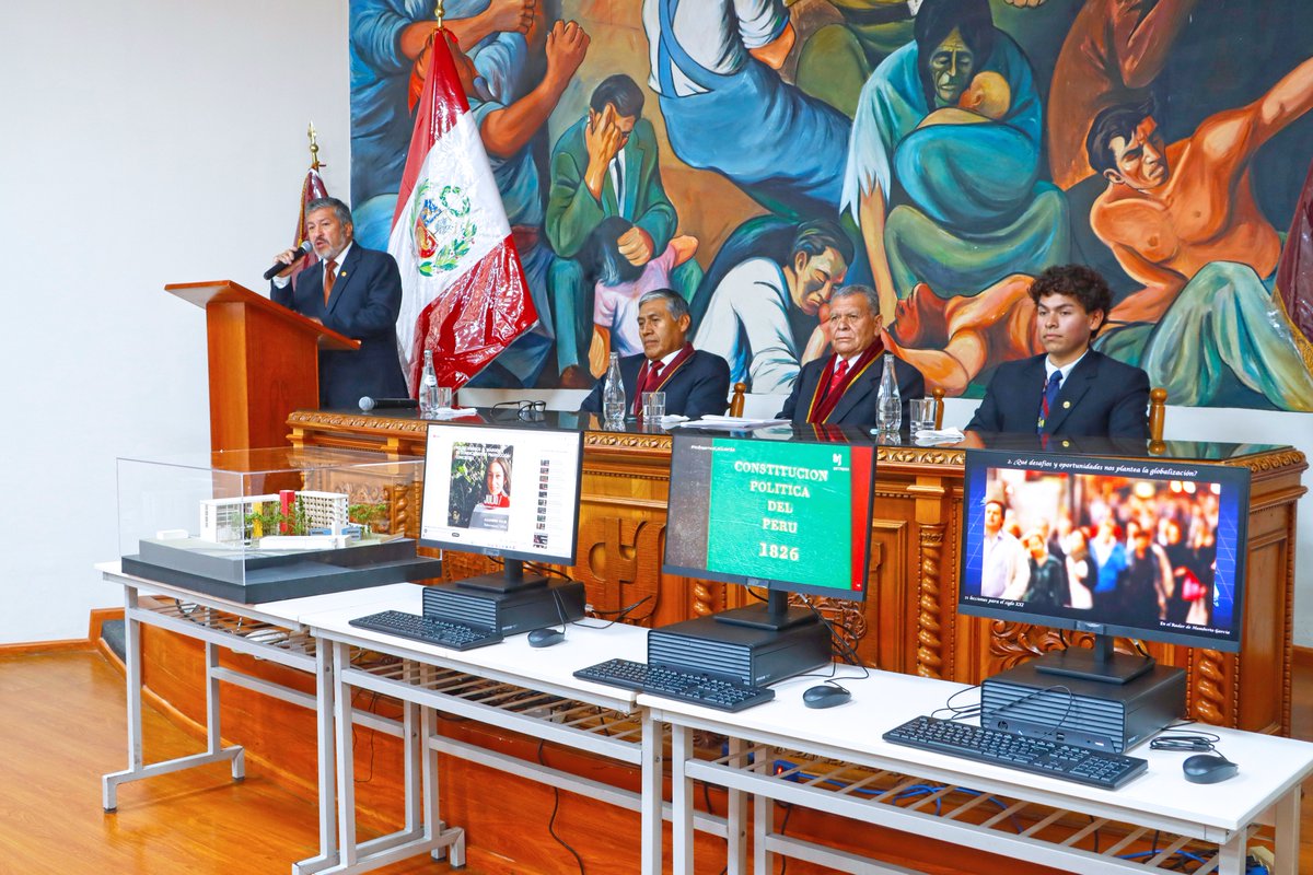 UNSA_Oficial's tweet image. ➡️ La incorporación de nuevos estudiantes a la vida universitaria se formalizó con una ceremonia académica que reúne a autoridades, docentes y comunidad estudiantil de la Facultad de Ciencias Histórico Sociales de la #UNSA.

👉 acortar.link/8JPJY8