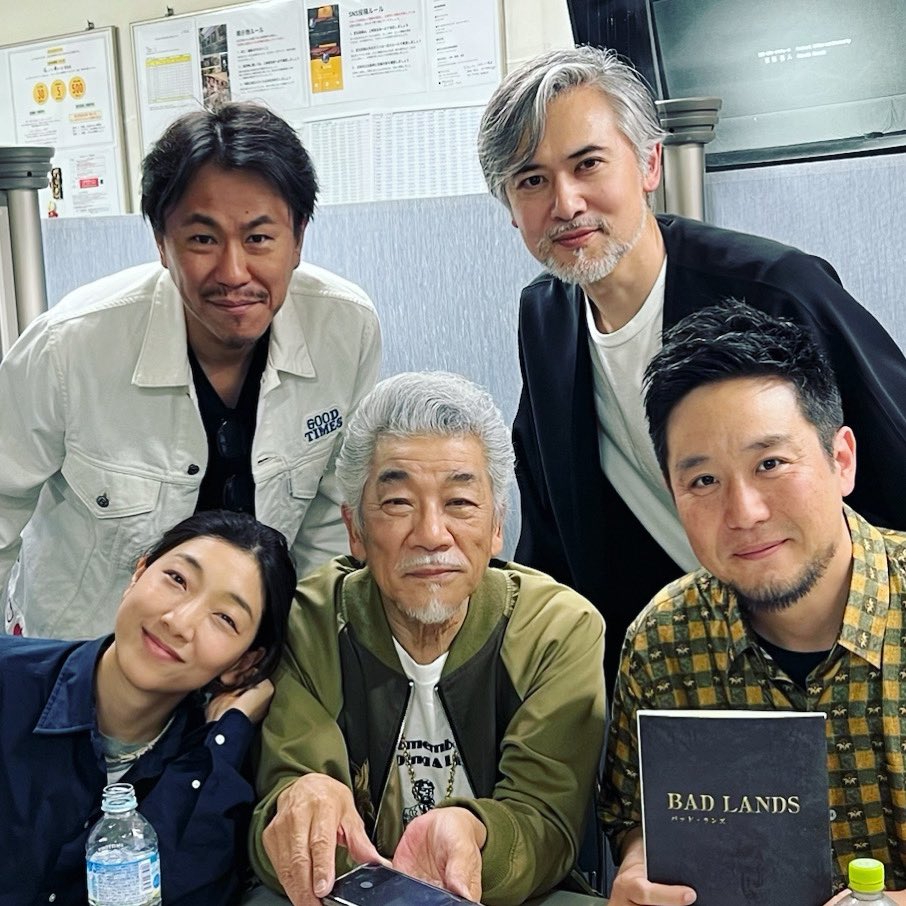 eugeneharada's tweet photo. 連日、父を追悼していただき、
本当に嬉しい限りです

父はこんなにも慕われていたんだなと
改めて思う日々でもあります

ありがたいし父を誇りに思う反面、
懐かしさと寂しさが混ざって
なんでここに父がいないのかと
ふと思ってしまう

安藤サクラさん、宇崎竜童さん、大場泰正くん、齋賀正和くん、
ありがとう
またたくさん話そうね

新文芸坐での原田監督追悼上映Vol.2は18日までやっています
明日の夜は「燃えよ剣」を吉原光夫くんとお話をしていきたいと思います

本日も皆さん雨の中ありがとうございました

#原田眞人 #安藤サクラ #宇崎竜童 #新文芸坐 #原田遊人 #大場泰正 #齋賀正和