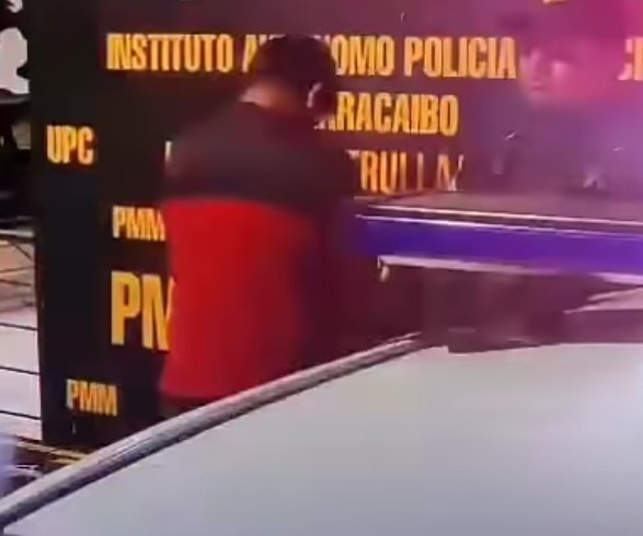 lysaurafuentes's tweet image. Funcionarios de la Policía Municipal de Maracaibo, estado #Zulia capturaron a un hombre señalado por presuntamente golpear a su hijo de ocho años en medio de una actividad deportiva (béisbol) infantil en el estadio Coquivacoa en la entidad