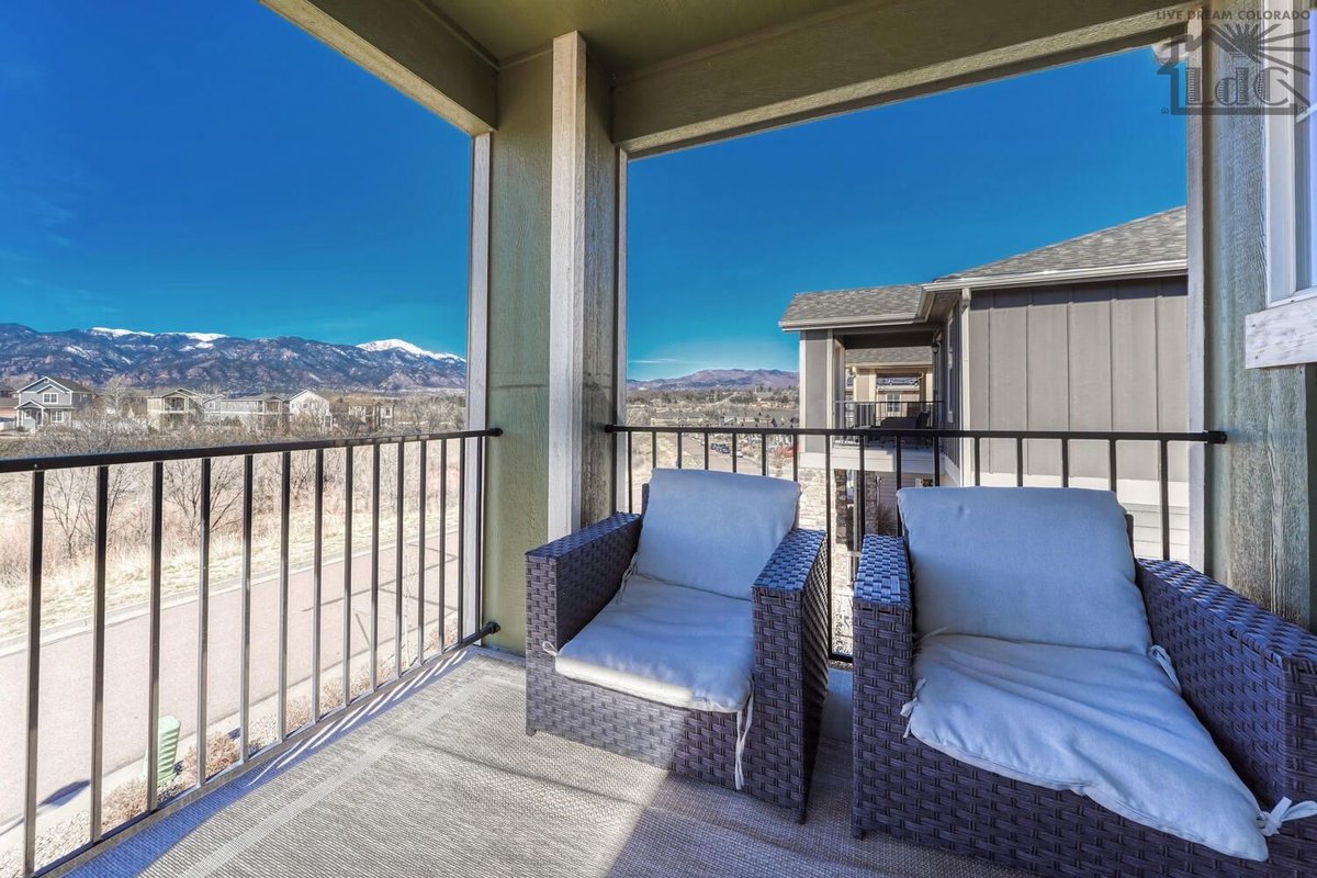 LaurenDCollier's tweet image. UNDER CONTRACT
This two-story Spring Creek Traditional single family home sits on a corner lot and overlooks the Front Range.
livedreamcolorado.com/spring-creek-t…
#MountainViews #DreamHome #ColoradoSprings