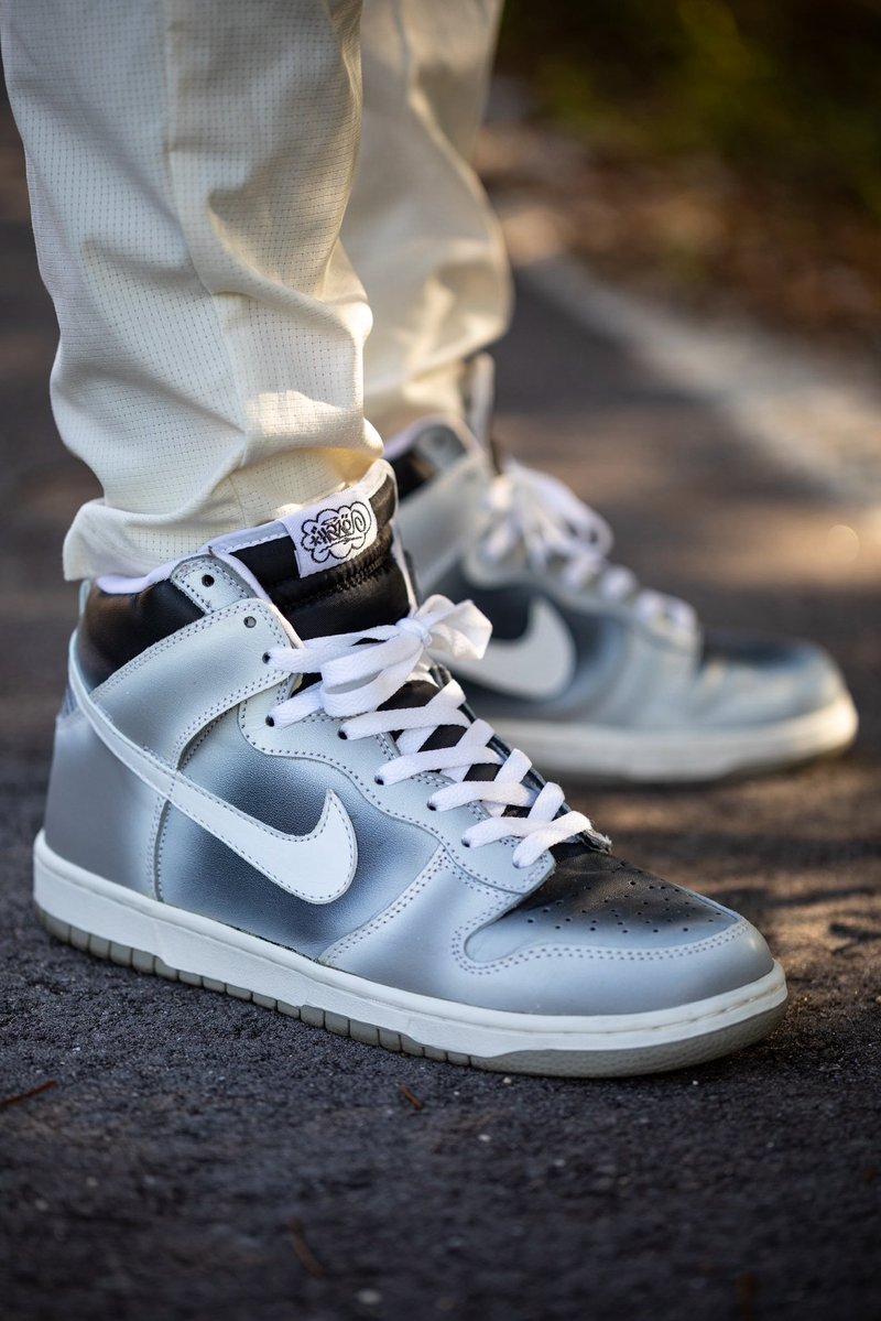 rchrd_305's tweet image. Yesterday’s #kotd is the 2003 Quickstrike Hyperstrike Friends &amp;amp; Family Nike Dunk High ‘Haze’ Special Box.

#nikesb #dunks #SnkrsLiveHeatingUp #snkrskickcheck #nike #nikeair #jumpman #dunk #sneaker #sneakerhead #sneakers