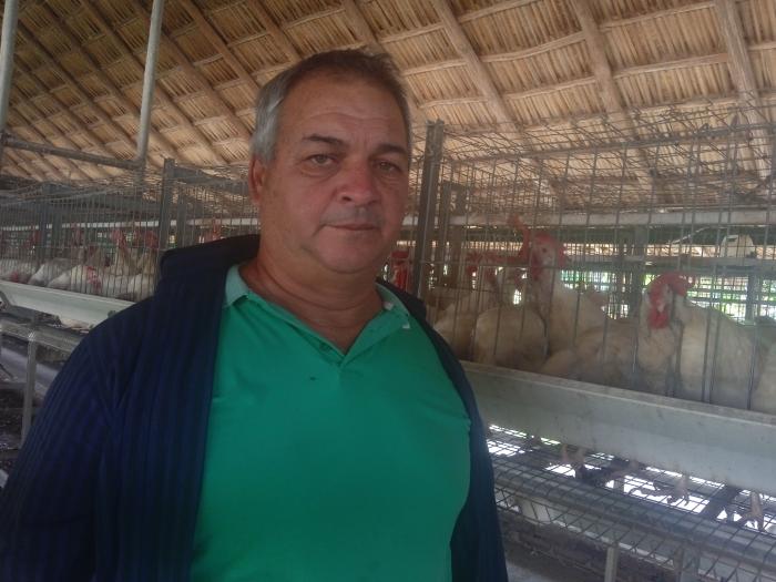 🧑‍🌾💓| A veces, uno no elige el oficio, sino que el oficio lo elige a uno o, más bien, lo hereda, no para exhibirlo como reliquia de museo, sino como quien carga con un peso entero en la espalda antes de aprender a caminar.