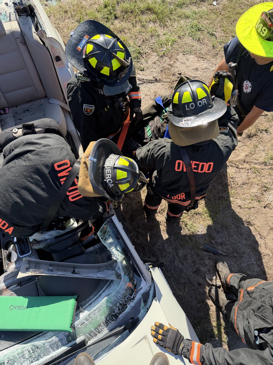 OviedoFire's tweet photo. A-Shift was back out doing more extrication training and today they were focused on patient removal techniques.  Our firefighters love this training so they can keep their skills sharp! https://t.co/NR582mQdNn