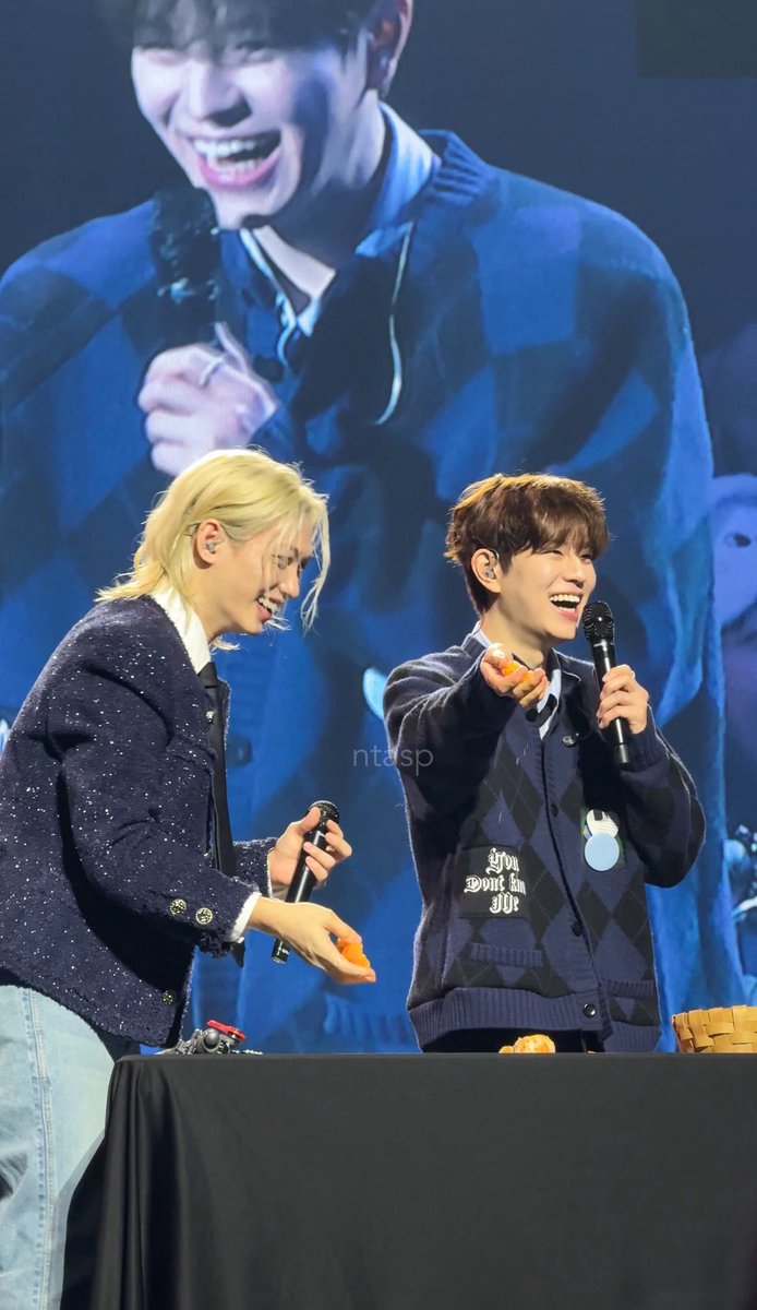Seeing this picture, without me realising much i am automatically smiling too 😭 ooh such a happy virus our happy house! 🐶🐱✨🏡💙

#SeungLix 
#Seungmin #Felix #StrayKids