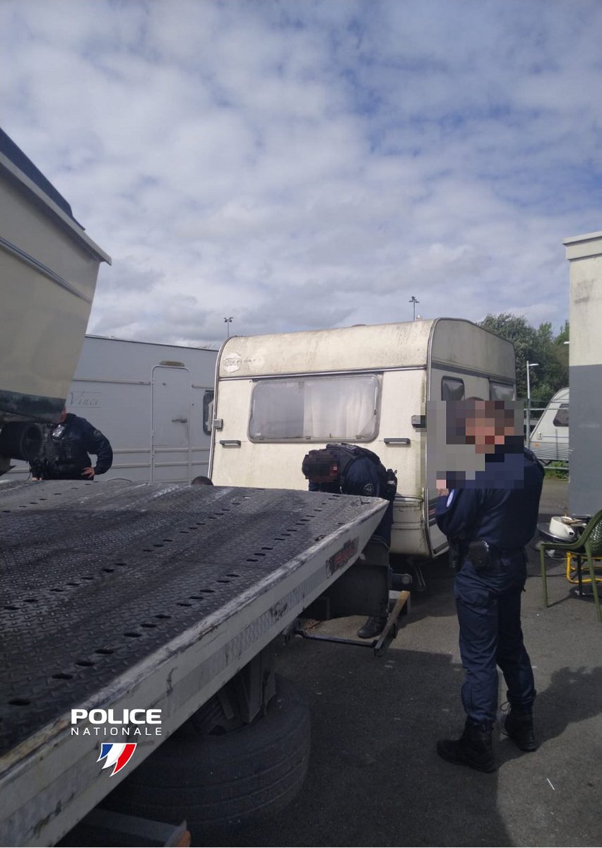 PoliceNat44's tweet image. #ContreLesVols | Hier, nos policiers de la compagnie d’intervention ont effectué une patrouille dans un campement de caravanes à #Nantes. Ils ont découvert un bateau ainsi qu’une caravane déclarés volés. Ces derniers ont été immédiatement transportés dans un garage.