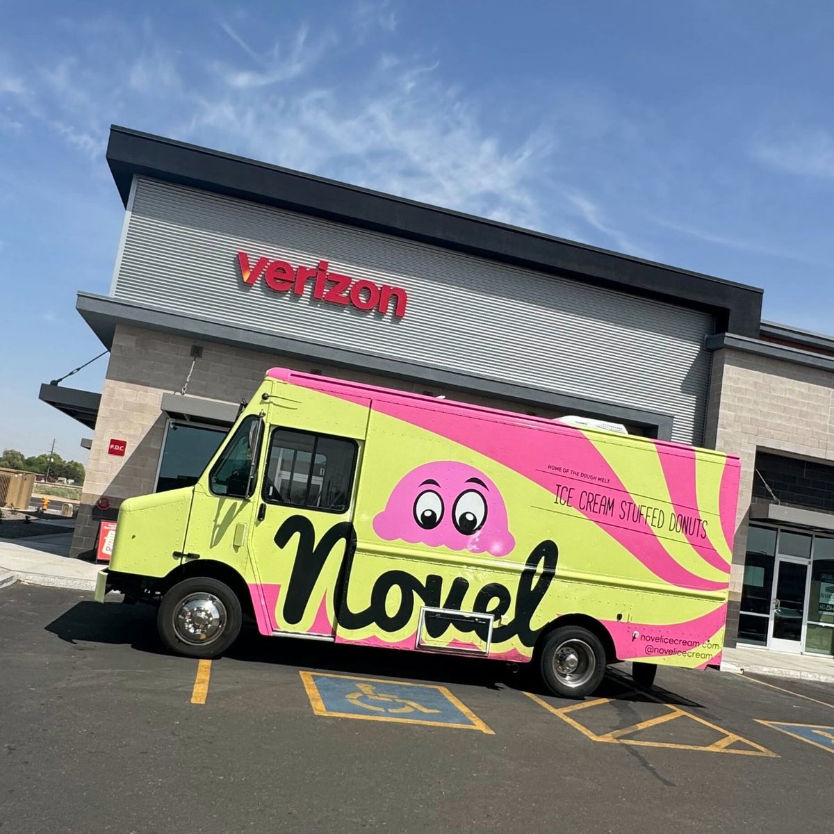 BeMobileInc's tweet image. Shoutout to Novel Ice Cream for stopping by our Buckeye store and helping us treat our customers! 🍦 Great vibes, and even better ice cream.😋

#BuckeyeAZ #CustomerAppreciation #SweetTreats