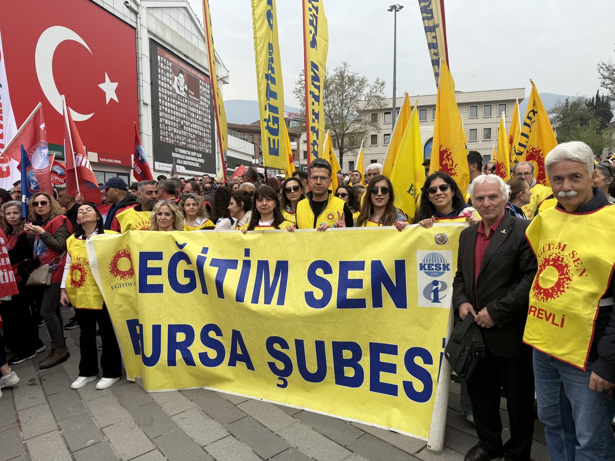 CananCoskun1306's tweet photo. Eğitim ortamlarındaki şiddet son bulana kadar eylemlerimiz devam edecek!
Eğitim-Sen olarak 16-17 Nisan’da da iş bırakıyoruz ve MEB önünde yaşam nöbetine başlıyoruz!

 #Kahramanmaraş
#Şanlıurfa 
#OkuldaŞiddeteDurDe https://t.co/pcuvJXDhnM