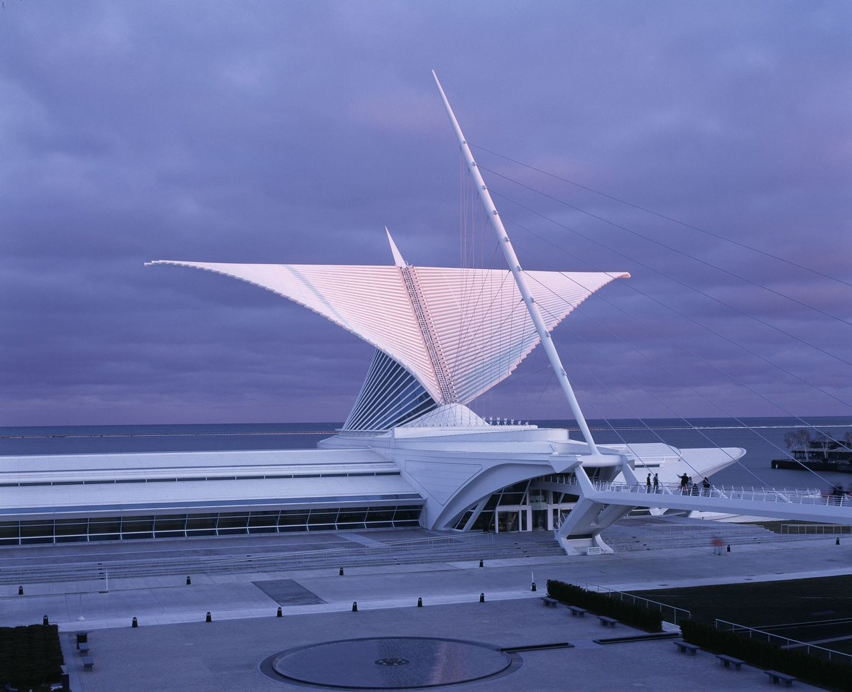 archinerds's tweet image. Milwaukee Art Museum, Quadracci Pavilion, Santiago Calatrava, Milwaukee, Wisconsin, USA, 2001.

#archinerds #architecture #santiagocalatrava #milwaukeeartmuseum #calatrava