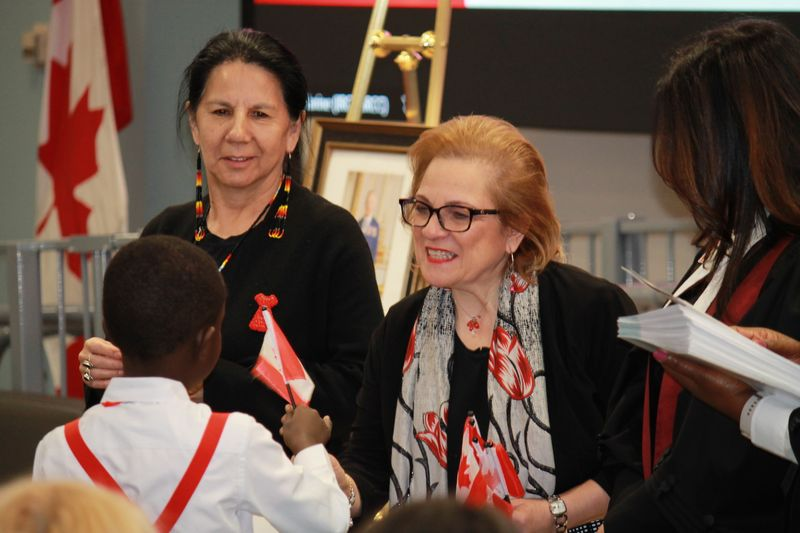 CitImmCanFR's tweet photo. Hier, la ministre Diab a accueilli 46 nouveaux Canadiens lors d’une cérémonie spéciale organisée dans le cadre de la Semaine de la citoyenneté à Ottawa, en Ontario. Félicitations à tous les nouveaux citoyens canadiens!
#SemaineDeLaCitoyenneté2026 #MaCitoyenneté https://t.co/N35DPJqCi1