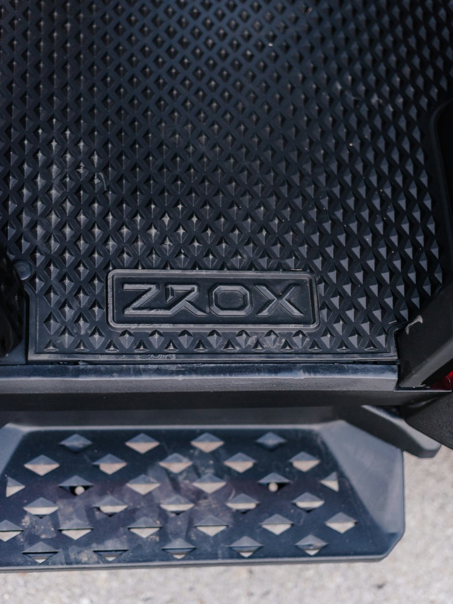 Lani_USA's tweet image. ZROX by Lani features wireless phone charging as well as Apple CarPlay and Android Auto. What playlist are you playing while cruising?

#ZROX #StreetGolfCarts #WirelessCharging
