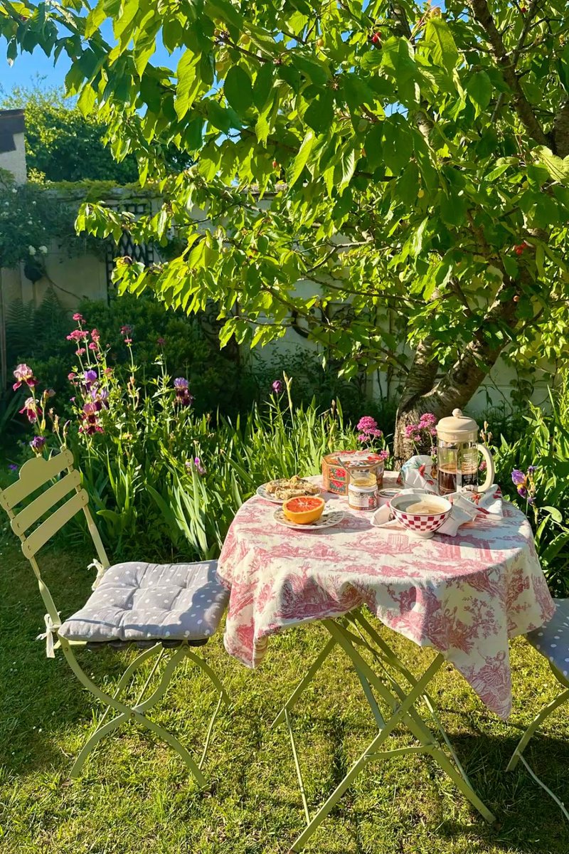 Girls therapy tweet media