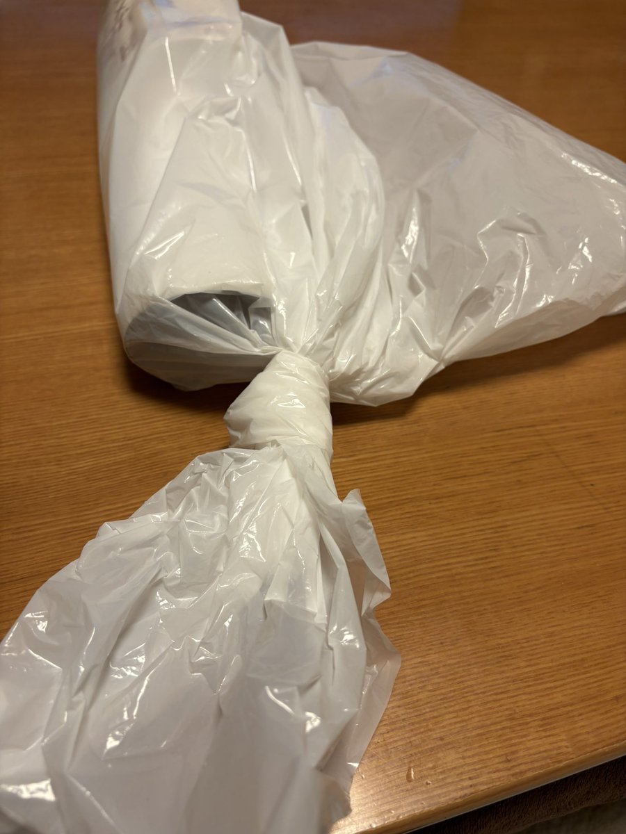 ihana_maaaa's tweet image. 帰りにポスターが売っていたので購入しました✨袋に入れますね〜と取り出したのは45ℓのゴミ袋🤣
でも外は雨だったのでこれがとても助かりました👏😂
#OLDJOE
#www