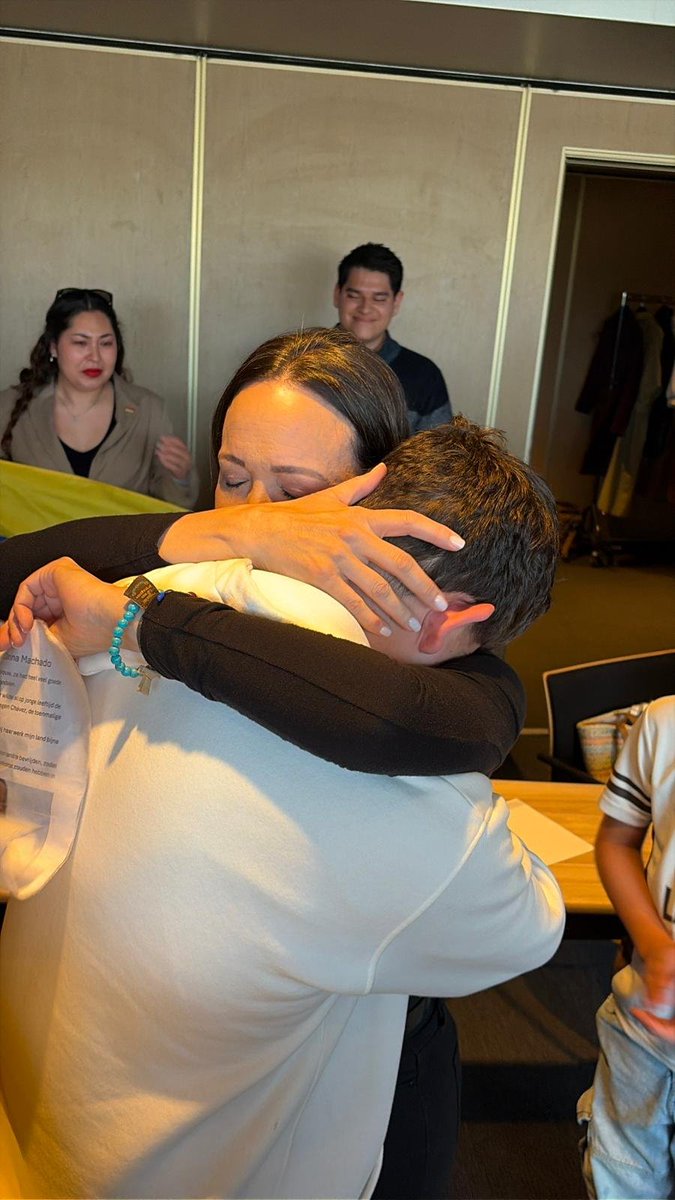 VenteVenezuela's tweet photo. Nuestra líder, @MariaCorinaYA se reunió con la comunidad venezolana en Países Bajos. No importa la distancia, el objetivo es el mismo: recuperar nuestra democracia y el derecho a vivir en libertad. 🇻🇪🤝

¡Gracias por mantener la llama encendida desde la distancia! https://t.co/DZUtkTACXX
