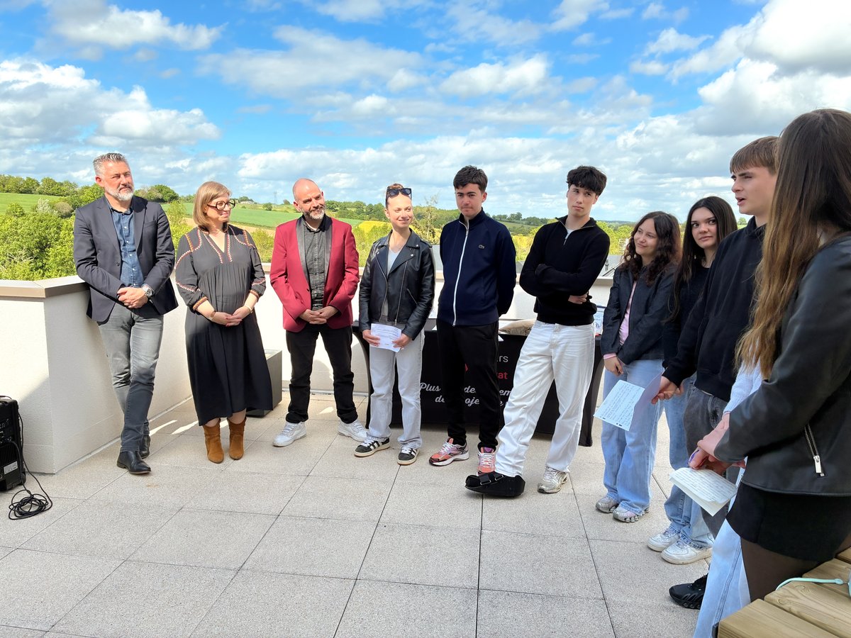 ALH_49's tweet photo. Inauguration de la terrasse de la résidence du Choiseau à Longuenée-en-Anjou. 75 m² d'espace extérieur partagé, co-conçu avec 18 locataires + 8 étudiants en Bac Pro SAPAT. Merci aux élèves, formateurs et locataires pour leur participation dans ce projet collaboratif. #LienSocial https://t.co/nY7gC16yLJ