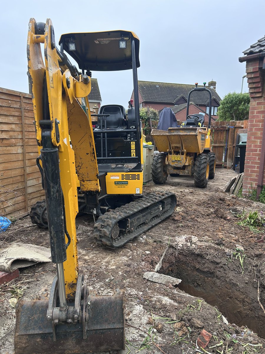 NickKeep_NKA's tweet image. So it’s back home, quick change and out “On site” , construction has commenced and for the next few days I’ll be playing with my “ Tonka Toys” digging holes and building!!
#Wednesday #Building #Fun