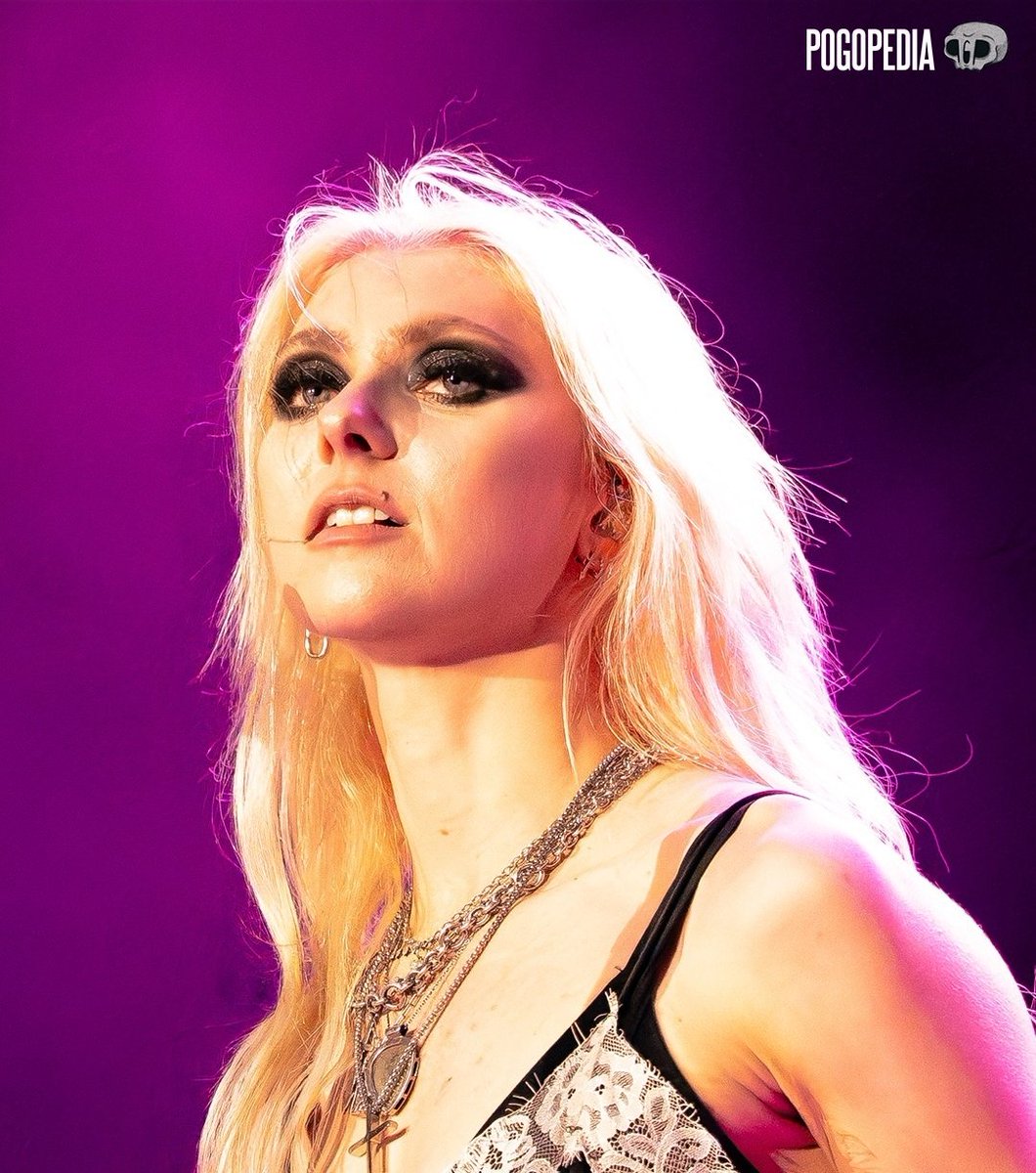Pogopedia's tweet photo. ✖️ La subtrama de Taylor Momsen en Latinoamérica.

La cantante de The Pretty Reckless, invitados de la gira de AC/DC, sufrió la picadura de una araña venenosa en la pierna y está hospitalizada en México. https://t.co/FViWT4CnxK