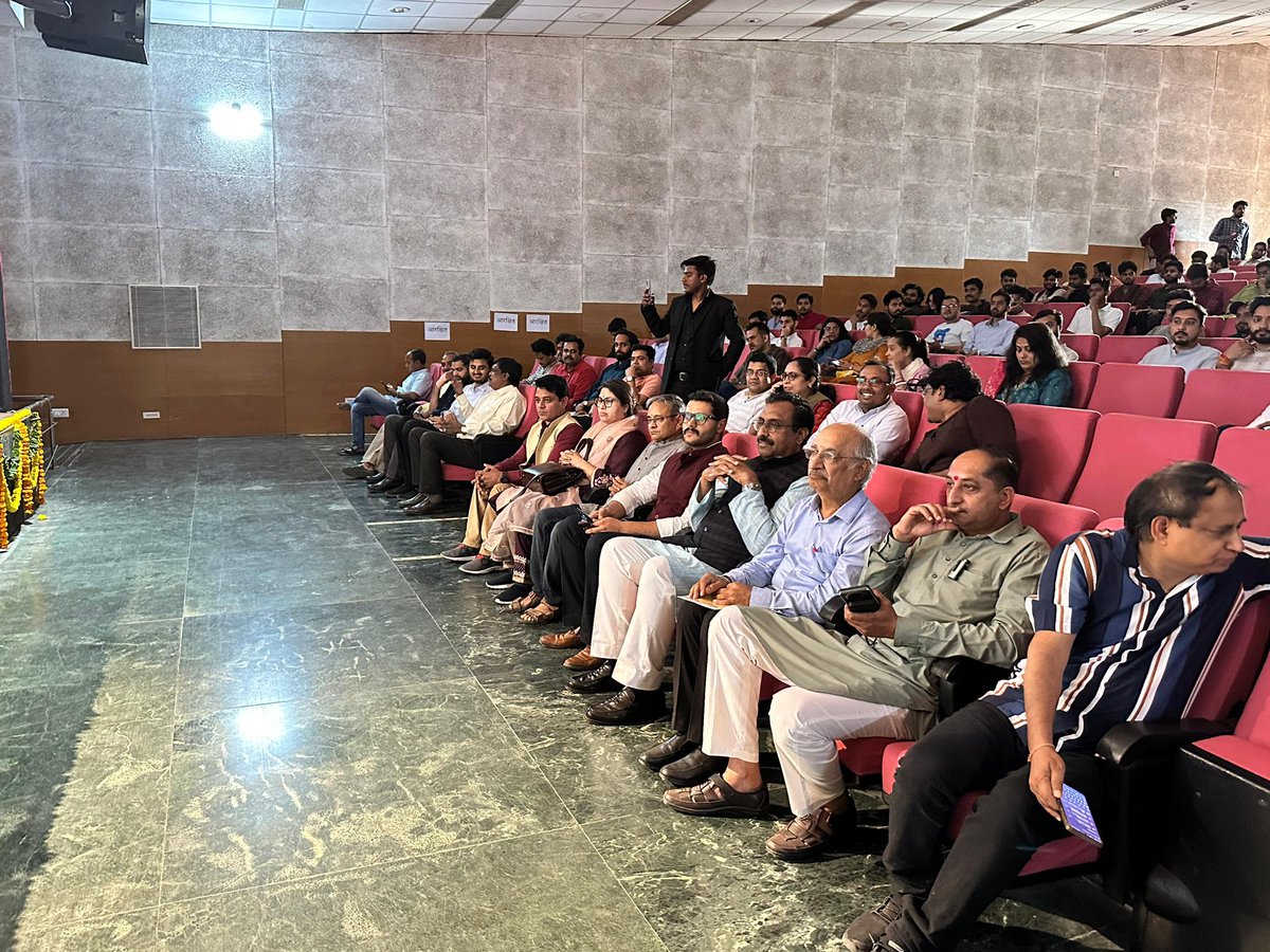 rammadhav_'s tweet photo. Delivered a lecture on RSS@ 100 at the Jawaharlal Nehru University of Delhi as a part of Yuva Kumbh. https://t.co/ze4wceAy9o
