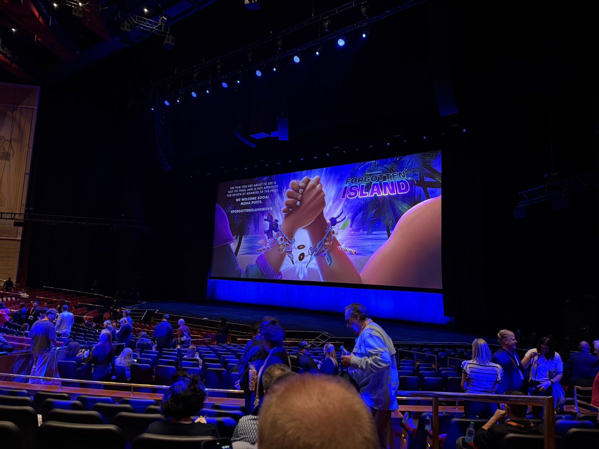 Logan Mitts @ CinemaCon tweet media