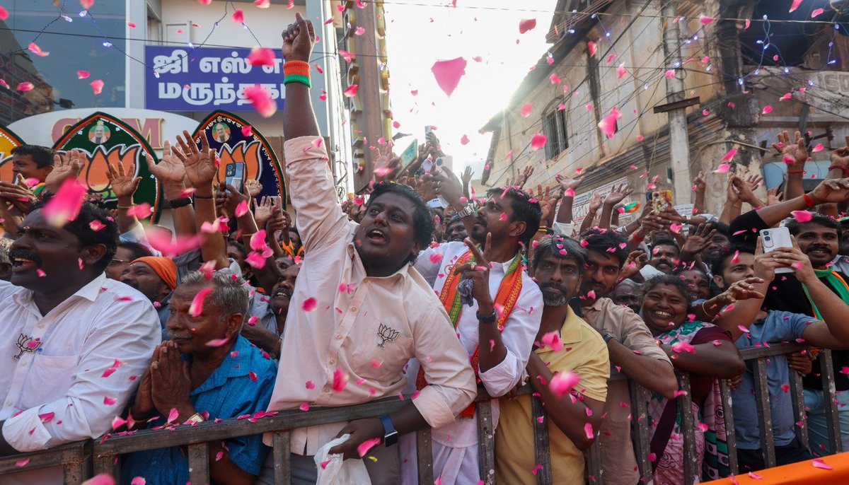 நாகர்கோயிலில் இன்று நடைபெற்ற சாலைப் பேரணியிலிருந்து மேலும் சில புகைப்படங்களை இங்கே பகிர்கிறேன்.