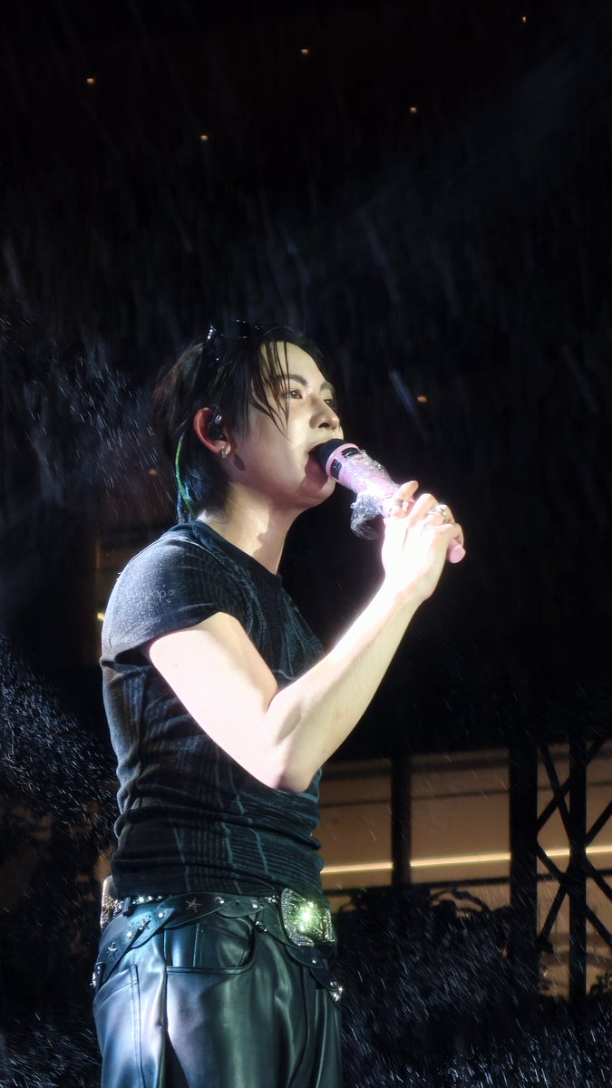 พี่วรรณ หล่อครับ
ติดฝน ชุ่มฉ่ำครับ

TFO X ONE BANGKOK SONGKRAN
#SunsationalSongkranFestivalxTleFirstone