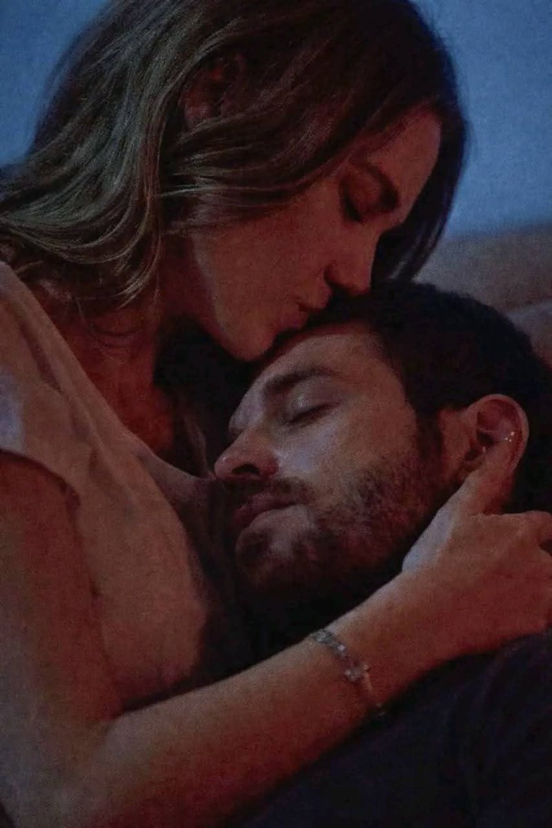 moonymooon100's tweet image. "فـي الخِصـام يفوز الحنـون ، لا النَصُـوح."❤️🌎🫂

#سمرائي❤️
#mony❤️🌔