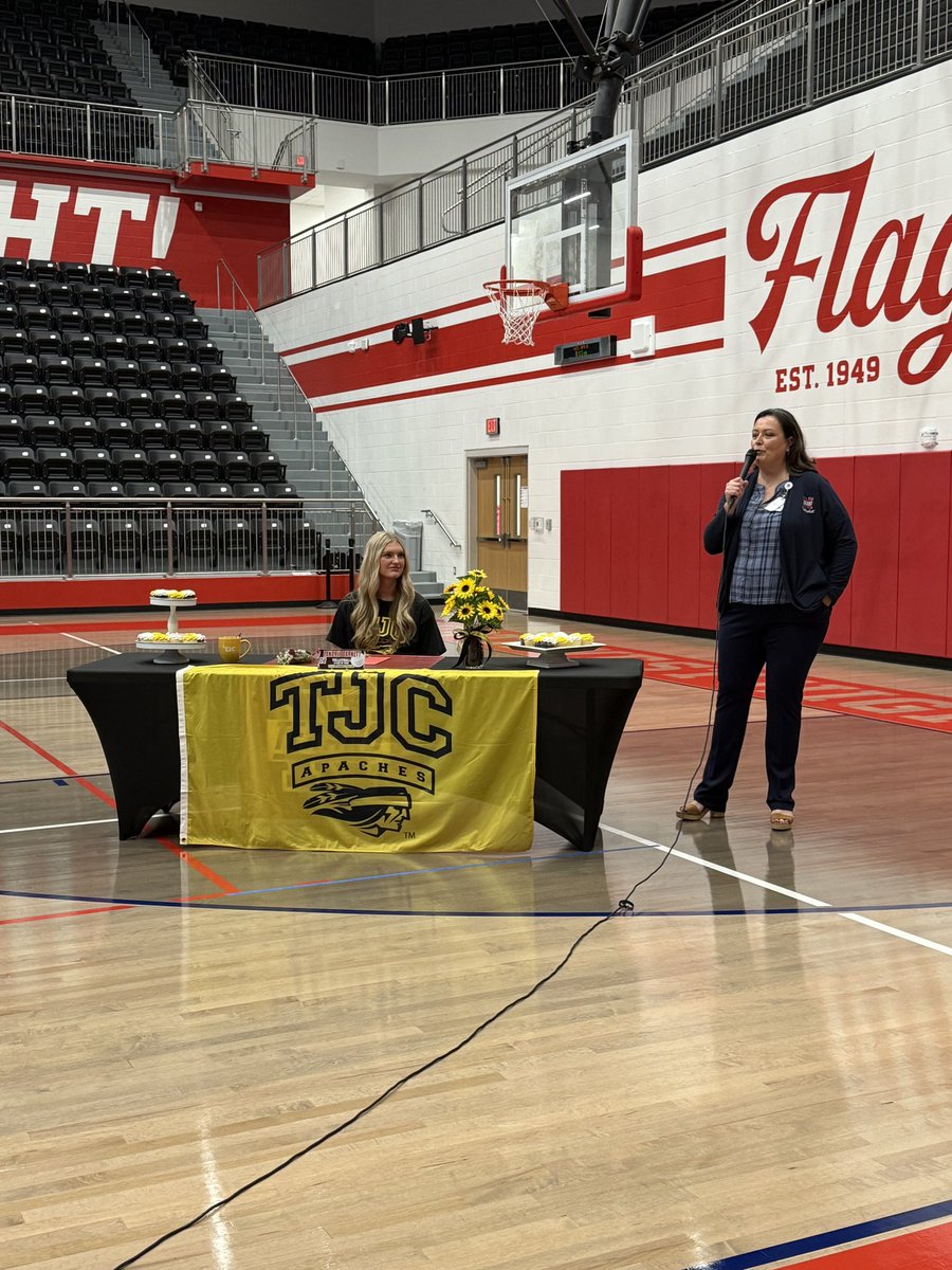 txn_vb's tweet image. Signing Day is one the BEST days!!! Super EXCITED for our girl! TJC got themselves a good one! PROUD of you 💛🏐🖤 #OnceATexanAlwaysATexan