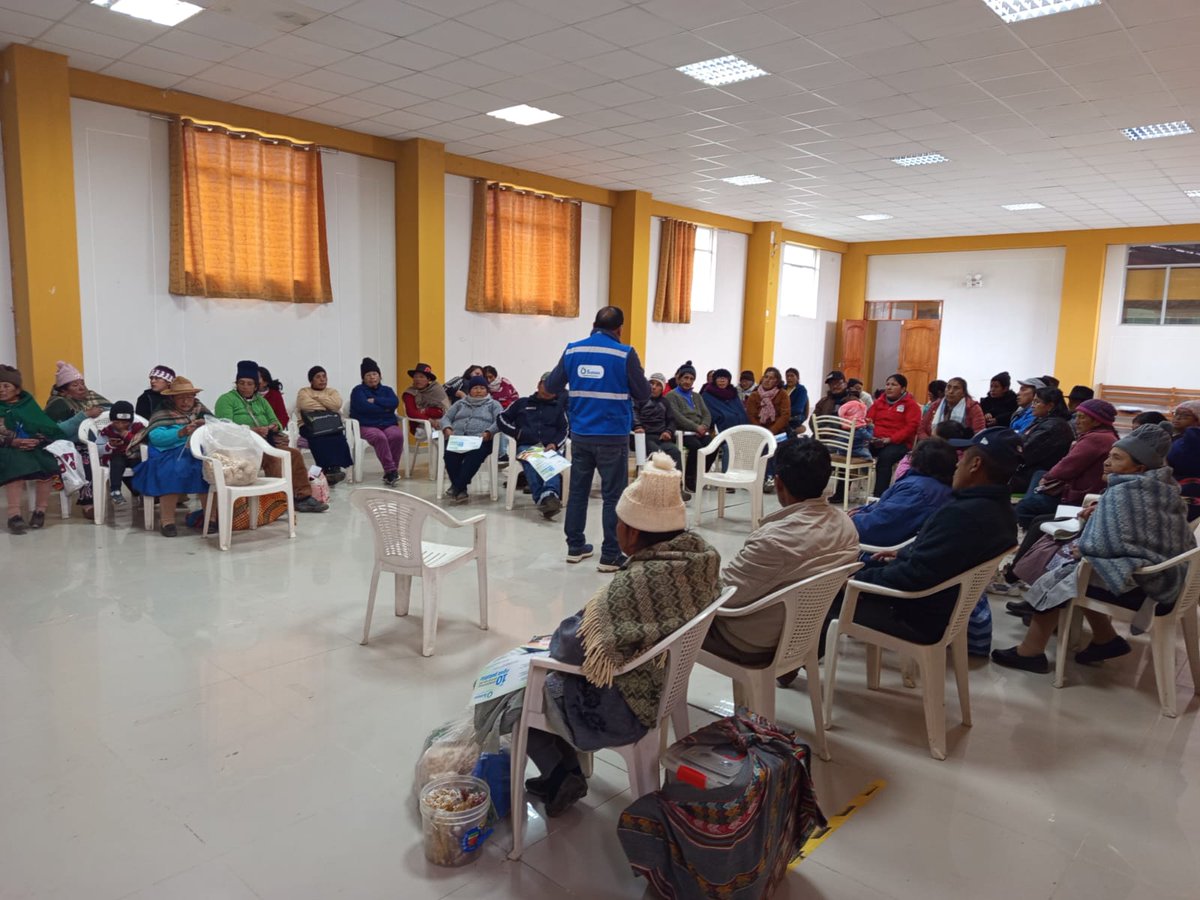 sunassperu's tweet image. 📍#Pasco | Más de 40 usuarios de la JASS Goyllarisquizga participaron en un taller para identificar problemas de saneamiento y fortalecer la gestión del servicio.Destacamos la importancia de la cuota familiar para garantizar la sostenibilidad del servicio. La Sunass brindará