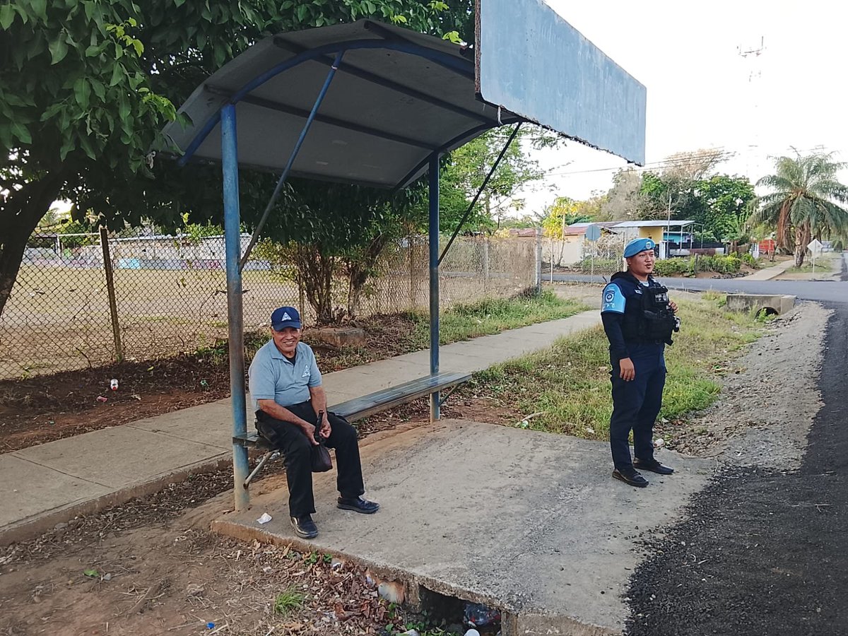policiadepanama's tweet photo. #Chiriquí | Continuamos con los dispositivos de seguridad de #ParadasSeguras, a fin de mantener la tranquilidad de todos los ciudadanos. #TuPoliciaAmiga https://t.co/de0vb5fE29