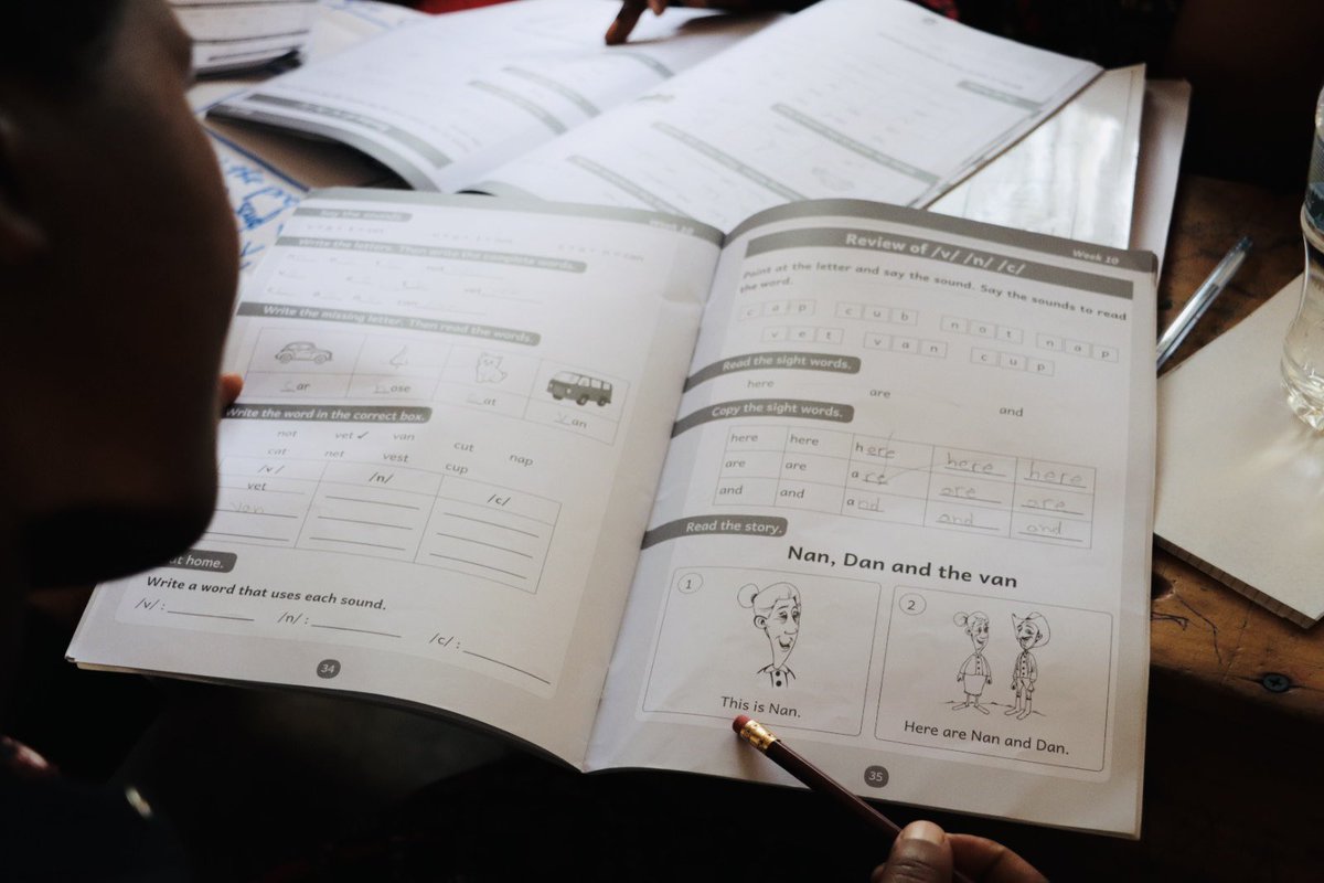 LIFT_Rwanda's tweet image. Today,@UKinRwanda’s #LIFT, with @REBRwanda,concluded a two-day catch-up training for 453 P1–P3 #English #teachers from 7 districts who had missed previous trainings. It equipped them with skills to effectively deliver #English #reading lessons in line with the revised syllabus.