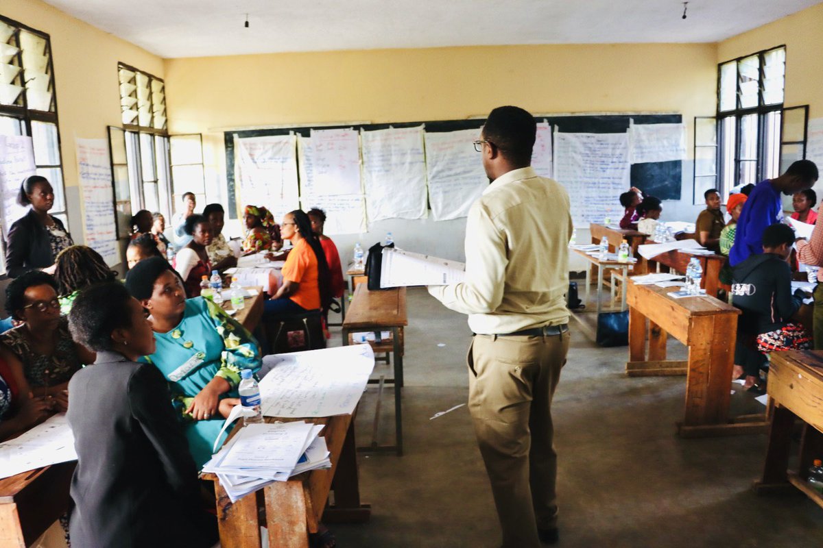 LIFT_Rwanda's tweet image. Today,@UKinRwanda’s #LIFT, with @REBRwanda,concluded a two-day catch-up training for 453 P1–P3 #English #teachers from 7 districts who had missed previous trainings. It equipped them with skills to effectively deliver #English #reading lessons in line with the revised syllabus.