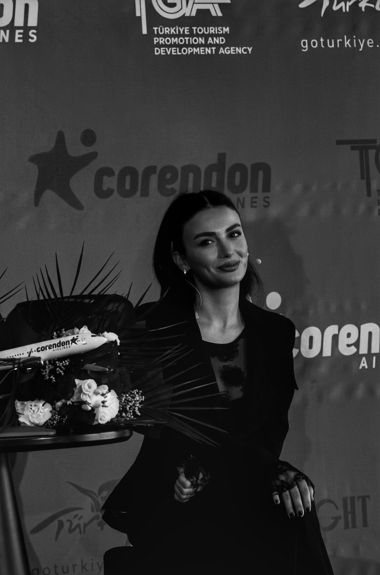 ÖZGE YAĞIZ | BW tweet media