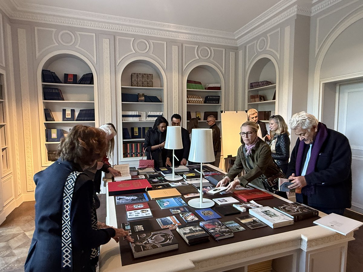 AmisAzerbaidjan's tweet photo. Immersion au cœur de la culture azerbaïdjanaise à Paris 🇦🇿
Le 14 avril, une visite privée du Musée du Centre culturel d’#Azerbaïdjan a permis de découvrir traditions, histoire et arts du pays.
Un moment privilégié placé sous le signe du partage et du dialogue. 🇦🇿🤝 🇫🇷 https://t.co/nI5YEW8CGl