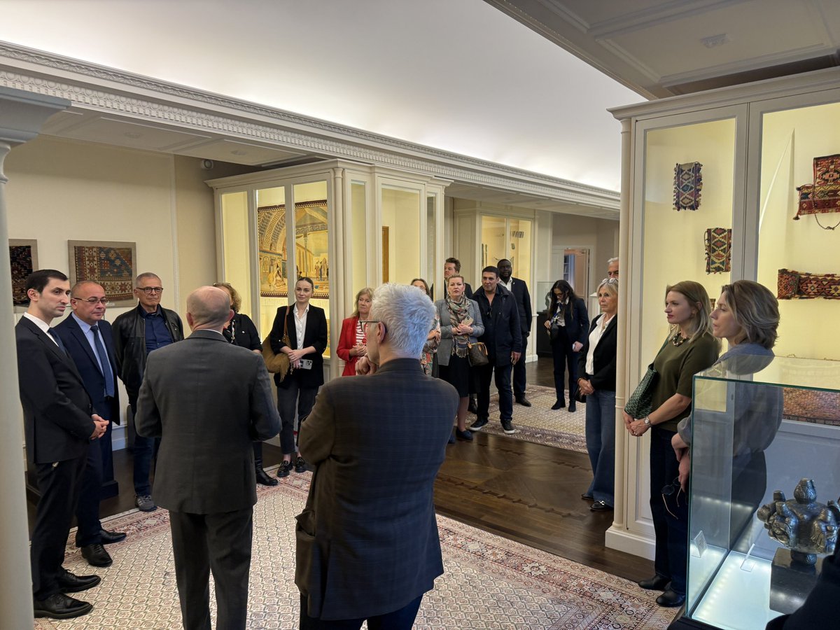 AmisAzerbaidjan's tweet photo. Immersion au cœur de la culture azerbaïdjanaise à Paris 🇦🇿
Le 14 avril, une visite privée du Musée du Centre culturel d’#Azerbaïdjan a permis de découvrir traditions, histoire et arts du pays.
Un moment privilégié placé sous le signe du partage et du dialogue. 🇦🇿🤝 🇫🇷 https://t.co/nI5YEW8CGl