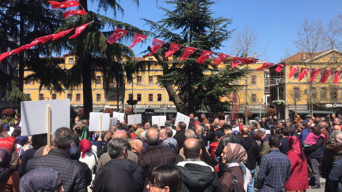 Eğitim-Bir-Sen Trabzon 1 ve 2 No’lu Şubeler olarak, Siverek’te bir eğitim kurumunda yaşanan ve hepimizi derinden sarsan menfur saldırıya karşı; eğitim çalışanlarının can güvenliğine dikkat çekmek ve artan şiddet olaylarına tepki göstermek amacıyla bugün tüm Türkiye’de olduğu gibi