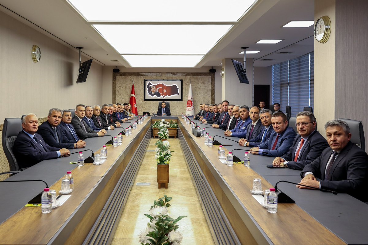 ctekurumsal's tweet photo. Genel Müdürümüz Çelebi Yılmaz, farklı illerde görev yapan açık ceza infaz kurumu müdürleri ile bir araya geldi.

Genel Müdürlük yöneticilerinin de yer aldığı  toplantıda; açık ceza infaz kurumlarının işleyişine dair uygulamalar,sahadaki sorunlar ve çözüm önerileri ele alındı. 

Kurumsal yapının güçlendirilmesi, uygulama birliğinin sağlanması ve faaliyetlerin daha etkin  yürütülmesine yönelik  değerlendirmelerde bulunuldu.

Hükümlülerin topluma kazandırılmasında açık ceza infaz kurumlarının rolüne dikkat çeken Genel Müdürümüz; hizmet kalitesinin artırılması için uygulamaların saha ihtiyaçları doğrultusunda geliştirilmesinin önemini vurguladı.

📍CTE Genel Müdürlüğü