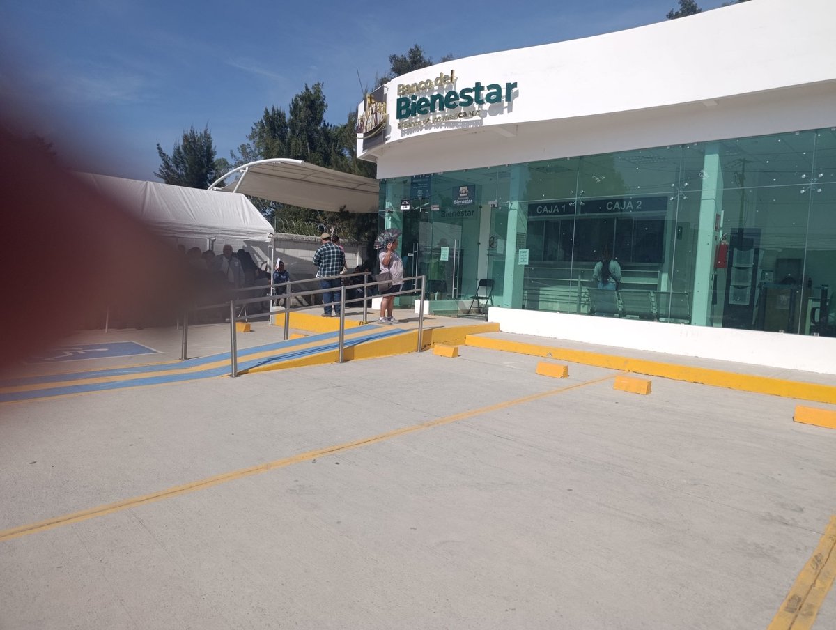SolanoHitzi's tweet photo. @Claudiashein Me estuve porque vi la larga fila de gente, señores y señoras en silla de ruedas y con bastón. Esperando a que los atienda una sola cajera. Más lenta y el sistema deplorable, filas de 3hr o más para sacar su dinero, me dice una señora que tiene más de un año esperando su tarjeta https://t.co/lNrtMVhvKL