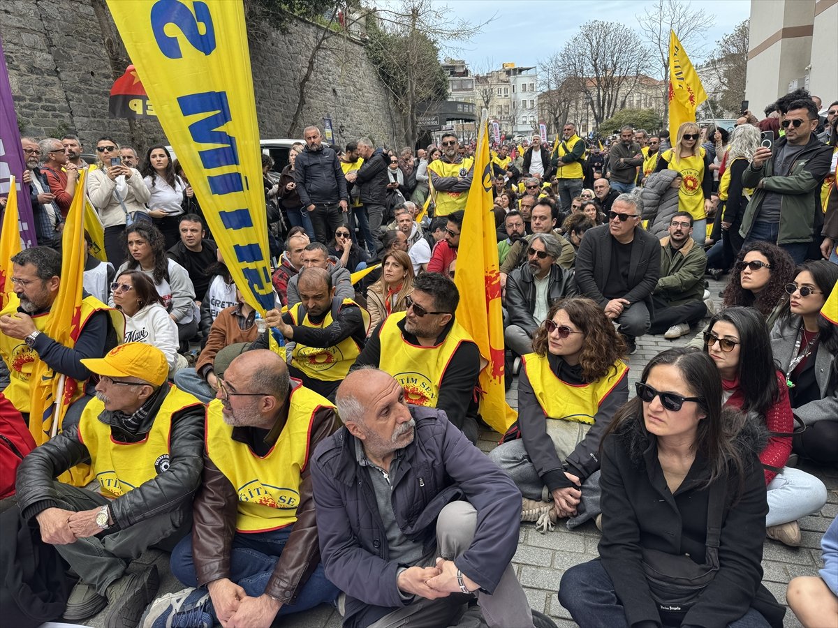solhaberportali's tweet photo. 🔴TKP'den öğretmenlerin eylemlerine destek

❝İş bırakma kararı alan öğretmenlerimizin yanında olduğumuzu ifade ediyor; bu kararın en geniş katılımla uygulanabilmesi için tüm öğretmenleri iş bırakmaya, velileri ise çocuklarını okula göndermeyerek destek vermeye çağırıyoruz.❞

https://t.co/Ha20blS6l5