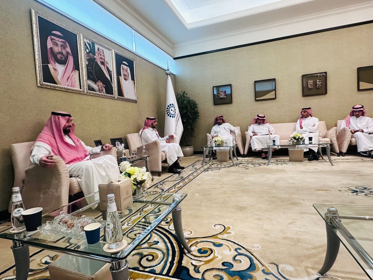 Alsamari_Nawaf's tweet photo. أتقدم بخالص الشكر لسعادة الرئيس التنفيذي لهيئة تطوير المنطقة الشرقية الدكتور طلال بن نبيل المغلوث @TNalmaghlouth على هذه المبادرة النوعية، وما عكسته من حرصٍ واضح على فتح جسر تواصل مباشر وفاعل مع المكاتب الهندسية والاستشارية في المنطقة.

تُعد الهوية العمرانية أكثر من مجرد مظهر بصري؛ فهي وعاء للانتماء، وامتداد لذاكرة المكان، وأداة تعزز ارتباط الإنسان بمدينته وبيئته وثقافته. كما أن أثرها لا يقف عند الجانب المعماري فحسب، بل ينعكس على جودة الحياة، والمشهد الحضري، والسياحة، والاستثمار، والقطاعات المرتبطة بالتنمية العمرانية والاقتصادية والصناعية، بما يسهم في نماء الوطن وترسيخ شخصيته الحضارية.

كما أقدّر للمعماريين السعوديين حضورهم وتفاعلهم القيّم، وما أبدوه من مداخلات ونقاشات أثرت الحوار. 

وبإذن الله هذا اللقاء بدايةً لسلسلة من ورش العمل واللقاءات والحوارات المتخصصة، التي تنطلق من مقاصد الهوية العمرانية، وتسعى إلى إثرائها وترسيخها من خلال مشاركة أهل المنطقة وخبراتهم، بما يعزز تطورها ويجعلها أكثر اتصالًا بأصالة المكان وتطوره.
