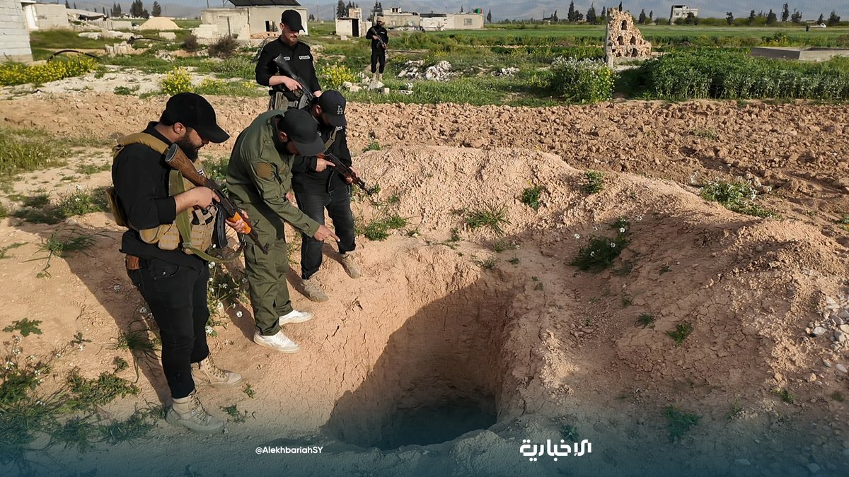QalaatAlMudiq's tweet image. #Syria: another tunnel used by Hezbollah &amp;amp; affiliated militias to smuggle weapons was discovered in #Homs province, on the border with Lebanon. 

It appears less sophisticated than previous discoveries, consisting of a simple shaft opening into a field.

Weapons were also sized.