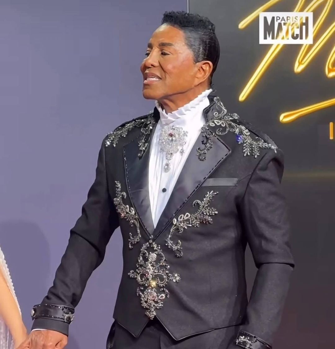 Lizzs_Lockeroom's tweet image. I love me some Jacksons... including Jermaine... but he looks like he has to assemble his head every morning like Legos.... This is too much, come on, Jermaine....