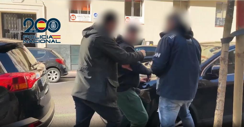 AlertaZeta's tweet image. Ofrecía dinero a menores de edad a cambio de fotos y vídeos desnudas.