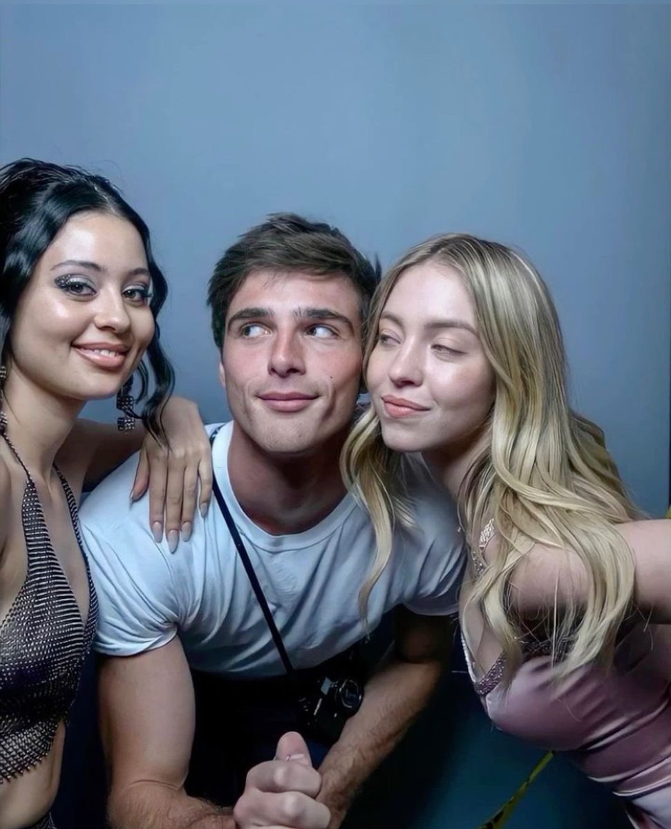 𝐳𝐨𝐞 tweet media