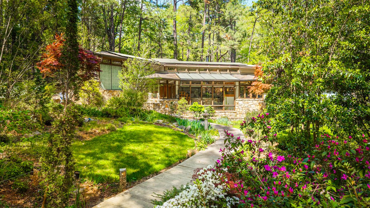 zillowgonewild's tweet image. We have never said this before but here’s a near perfect MCM in Chapel Hill (is chappel hill the MCM capital of the world???) that is FLW inspired (obviously) and has a bridge inside and more. CLFO $1,340,000