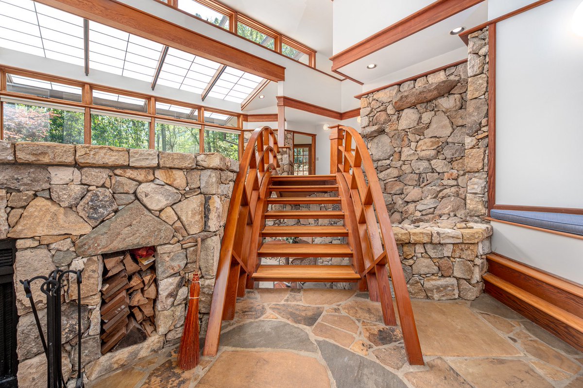 zillowgonewild's tweet image. We have never said this before but here’s a near perfect MCM in Chapel Hill (is chappel hill the MCM capital of the world???) that is FLW inspired (obviously) and has a bridge inside and more. CLFO $1,340,000